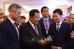 President of the Cambodian Senate Samdech Techo Hun Sen visits booths showcasing Vietnamese enterprises operating in Cambodia as part of the ceremony. (Photo: VNA)