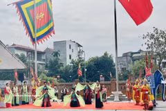 A performance of Cheo Tau folk singing, a distinctive cultural tradition of O Dien commune in Hanoi. (Photo: VNA)