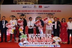 The first passengers arriving in Da Nang on Emirates Airlines are welcomed with flowers and gifts.(Photo: VNA)