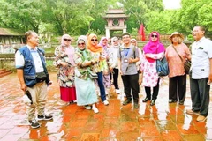 Tourists at the Temple of Literature, Hanoi (Photo: Nhandanonline)