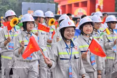 Workers parade to celebrate the 140th anniversary of International Labour Day. (Photo: VNA)