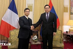 Ambassador Trinh Duc Hai extends New Year wishes of good health, peace and success to Lao Ambassador Kalamoungkhoune Souphanouvong, as well as to all officials and staff of both embassies and their families. (Photo: VNA)