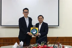 A representative of the Ha Nam People’s Committee presents a souvenir to a visiting delegation from the Department of Industry and Tourism of Nagahama city in Shiga prefecture of Japan. (Photo: VNA)