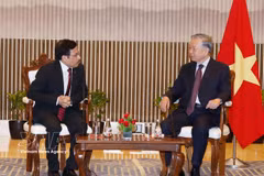 Party General Secretary and State President To Lam (R) receives Arun Kumar Singh, Chairman of the Oil and Natural Gas Corporation Limited (ONGC). (Photo: VNA)