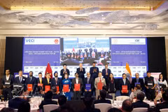 Party General Secretary and State President To Lam and Chief Minister of India's Maharashtra State Devendra Fadnavis witness the exchange of cooperation agreements between the two countries. (Photo: VNA)