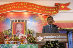 Vietnamese Ambassador to Thailand Pham Viet Hung delivers remarks at the ceremony marking the 136th birth anniversary of President Ho Chi Minh. (Photo: VNA)