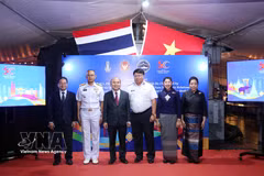 Leaders of Ho Chi Minh City join Rear Admiral Thaveesak Thongnam and Thai Ambassador to Vietnam Urawadee Sriphiromya at the commemorative ceremony. (Photo: VNA)