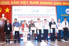 The organisers present certificates of appreciation to speakers who deliver presentations at the symposium. (Photo: VNA)