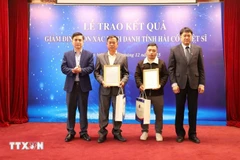 Professor Dr. Chu Hoang Ha, Vice President of the Vietnam Academy of Science and Technology, presents the DNA identification report of the martyr’s remains to the family. (Photo: VNA)