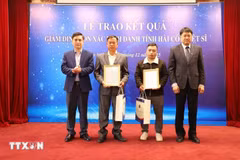 Professor Dr. Chu Hoang Ha, Vice President of the Vietnam Academy of Science and Technology, presents the DNA identification report of the martyr’s remains to the family. (Photo: VNA)
