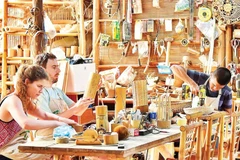 Visitors make their own bamboo souvenir products at a handicraft workshop in Da Nang. (Photo: nhandan.vn)