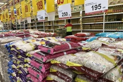 Thai rice available on shelves across Bangkok supermarkets. (Photo: VNA)