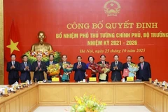 Secretary of the Government Party Committee and Prime Minister Pham Minh Chinh presents the appointment decisions to the new Deputy Prime Ministers and Ministers for the 2021–2026 tenure. (Photo: VNA) 
