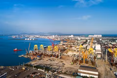 The foundations for offshore wind power towers are being constructed at PTSC’s Energy and Technical Services Industrial Centre in Vung Tau. (Photo: petrovietnam.petrotimes.vn)