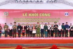 Deputy Minister of Public Security Nguyen Van Long and Chairman of the Lai Chau provincial People’s Committee Le Van Luong present smartphones to residents of Pa Tan and Bum Nua border communes. (Photo: VNA)