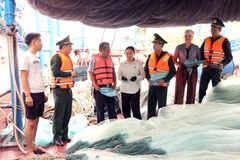 The Hai Phong Sub-Department of Fisheries, Livestock Production and Animal Health, in coordination with border guard forces, dissemines regulations on fisheries exploitation in Nam Trieu ward. (Photo: VNA)
