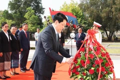 Vietnamese State President Luong Cuong offers flowers in tribute to late Lao President Kaysone Phomvihane. (Photo: VNA)