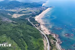 Under the master plan, Vietnam’s coastal road network will span approximately 2,838 km. In the photo: A coastal road in Ha Tinh province. (Photo: VNA)