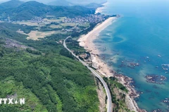 Under the master plan, Vietnam’s coastal road network will span approximately 2,838 km. In the photo: A coastal road in Ha Tinh province. (Photo: VNA)