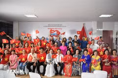 Vietnamese expatriates from northeastern Thailand gather at the Vietnamese Consulate General in Khon Kaen province to mark the 50th anniversary of the Liberation of the South and National Reunification (April 30, 1975 – 2025). (Photo: VNA)