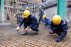 Workers on the construction site of a bridge over the Red River in the border area between Lao Cai and China's Yunnan province. (Photo: VNS/VNA)