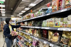 Residents of Ho Chi Minh City shop for essential consumer goods. (Photo: VNA)