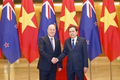 New Zealand Prime Minister Christopher Luxon (L) and National Assembly Chairman Tran Thanh Man pose for a photo. (Photo: VNA)