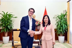 Deputy Foreign Minister Le Thi Thu Hang (right) meets with John Fraher, Senior Executive Editor for Bloomberg News overseeing the Asia–Pacific region. (Photo: Ministry of Foreign Affairs)