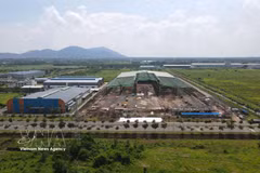 An FDI enterprise invests in factory facilities at Chau Duc Industrial Park, a project spanning approximately 2,290 ha. (Photo: VNA)