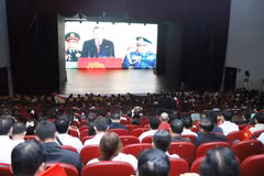 Local residents and the Vietnamese community in Vientiane watch the live broadcast of Vietnam’s 80th National Day parade. (Photo: VNA)