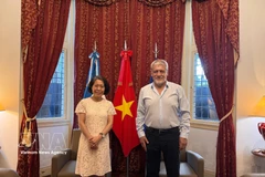 Vietnamese Ambassador to Argentina Ngo Minh Nguyet and President of the Latin American and Caribbean Confederation of State Workers (CLATE) Julio Fuentes. (Photo: VNA)