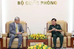 Deputy Minister of National Defence Senior Lieutenant General Hoang Xuan Chien (right) holds talks Kelly McKeague, Director of the Defence POW/MIA Accounting Agency under the US Department of Defence. (Photo: qdnd.vn)