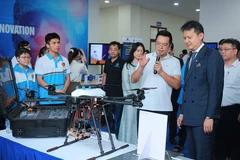 Director General of the World Intellectual Property Organization (WIPO) Daren Tang visits an exhibition of innovative products by students at the Posts and Telecommunications Institute of Technology. (Photo: hanoimoi.vn)