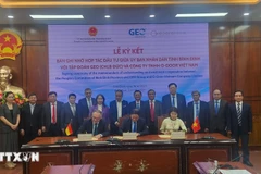 The signing ceremony between Germany’s GEO Group and Vietnam’s O-DOOR Company for a project to establish a Training and Human Resources Development Centre for Renewable Energy in Gia Lai province. (Photo: VNA) 