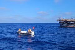 Fisheries surveillance vessel KN475 assists distressed Quang Ngai fishing boat carrying 36 fishermen at sea. (Photo published by VNA)
