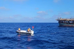 Fisheries surveillance vessel KN475 assists distressed Quang Ngai fishing boat carrying 36 fishermen at sea. (Photo published by VNA)