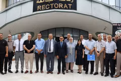 Vietnamese Ambassador to Algeria Tran Quoc Khanh poses for a group photo with the university leadership and staff of the University of Skikda. (Photo: VNA)