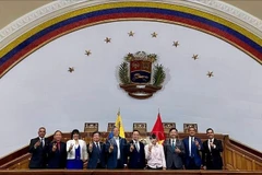 The VUFO delegation poses for a commemorative photo with the Venezuela–Vietnam Parliamentary Friendship Group. (Photo published by VNA)