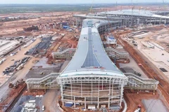Vinaconex begins the installation of sixth passenger boarding bridge at Long Thanh International Airport. (Photo: VCG)