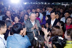 Party General Secretary To Lam with residents of Thuong Cat ward, Hanoi. (Photo: VNA)