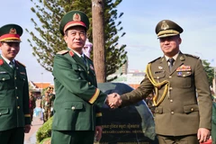 General Phan Van Giang, Vietnam’s Minister of National Defence, and General Tea Seiha, Deputy Prime Minister and Minister of National Defence of Cambodia, pose for a commemorative photo at the friendship tree-planting area at Bavet International Border Gate. (Photo: VNA)