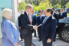 Prime Minister Pham Minh Chinh (R) visits Uppsala University. (Photo: VNA)
