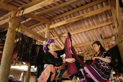 Local residents continue to preserve their traditional ethnic costumes and still craft these garments by hand. (Photo: baotintuc.vn)