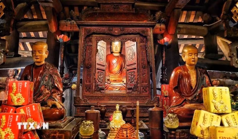 vna-truc-lam-three-patriarch-statuary.jpg