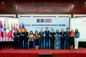 Delegates pose for a group photo at the 4th ASEAN-UK Senior Officials’ Meeting (AUKSOM). (Photo: VNA)