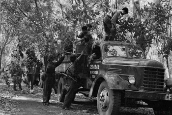 Khe Sanh soldiers camouflage their vehicles (Photo: VNA)