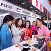 Delegates visit the booth of Hanoi Xanh Cooperative (Vietnam) at Halal Expo 2025 in Türkiye, November 2025. (Photo: VNA)