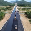 Contractors paving asphalt along the 61.7km Quy Nhơn–Chí Thạnh Expressway, crossing Gia Lai and Đắk Lắk provinces.(Photo: VNA) 
