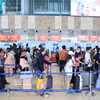 Passengers and visitors check in at Terminal 1 of Noi Bai International Airport. (Photo: VNA) 