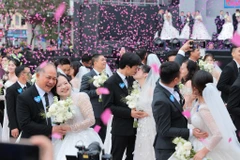 80 couples take part in the “A day for us – Love is happiness” wedding ceremony. (Photo: Khanh Hoa/VNA)